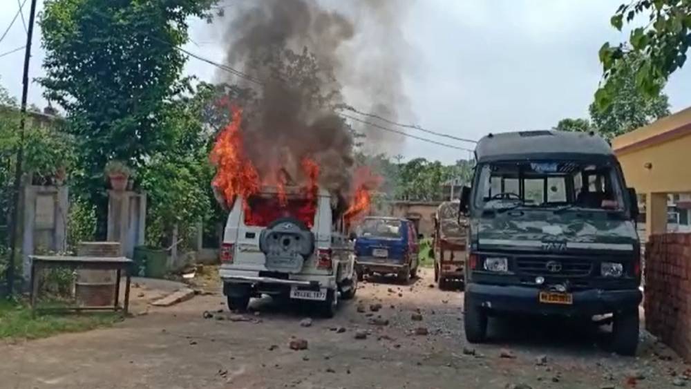 বন্দিমৃত্যুর ঘটনায় অগ্নিগর্ভ বরাকর, পুলিশের গাড়িতে আগুন, ফাঁড়ি ভাঙচুর