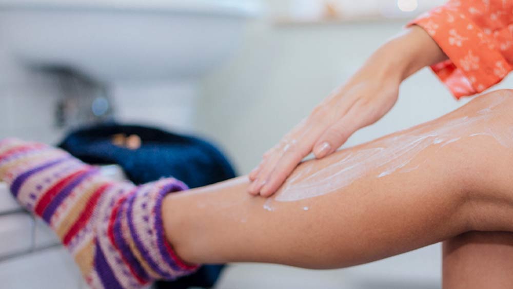 বেকিং সোডা ত্বক এবং চুলের পরিচর্যাতেও সাহায্য করে থাকে। শুধু জল দিয়ে পেস্ট বানিয়ে ত্বকে লাগান আর শ্যাম্পু করার পর কন্ডিশনারের সঙ্গে মিশিয়ে চুলে লাগান। তার পর জল দিয়ে ধুয়ে ফেলার পর দু’ক্ষেত্রেই তফাৎ লক্ষ করুন।