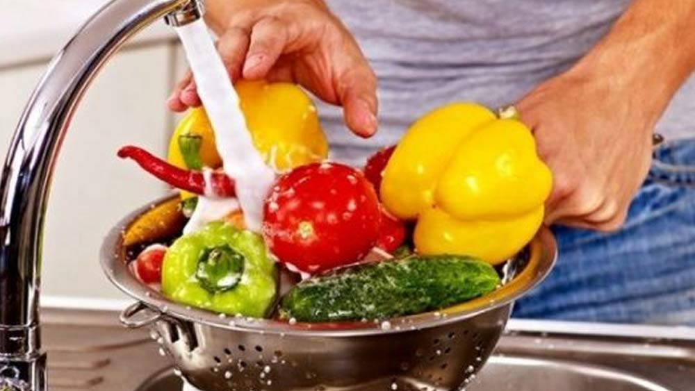 বাজার থেকে কিনে আনা ফল, সব্জিতে প্রচুর রাসায়নিক থাকে। সে সবের গায়ে প্রচুর ধুলোও লেগে থাকে। বিশেষ করে এই অতিমারির সময়ে ফল-সব্জি পরিষ্কার করে ঘরে তোলার একটা চল শুরু হয়েছে। পরিষ্কারের সহজ উপায় হল, দু'কাপ জলে ১ চা চামচ অনুপাতে বেকিং সোডা মিশিয়ে সেই মিশ্রণে কিছু সময় ফল-সব্জি ডুবিয়ে রাখুন। তার পর ভাল করে জল দিয়ে ধুয়ে নিন। এতে ফল-সব্জিতে ব্যবহৃত কীটনাশকও ধুয়ে যাবে।