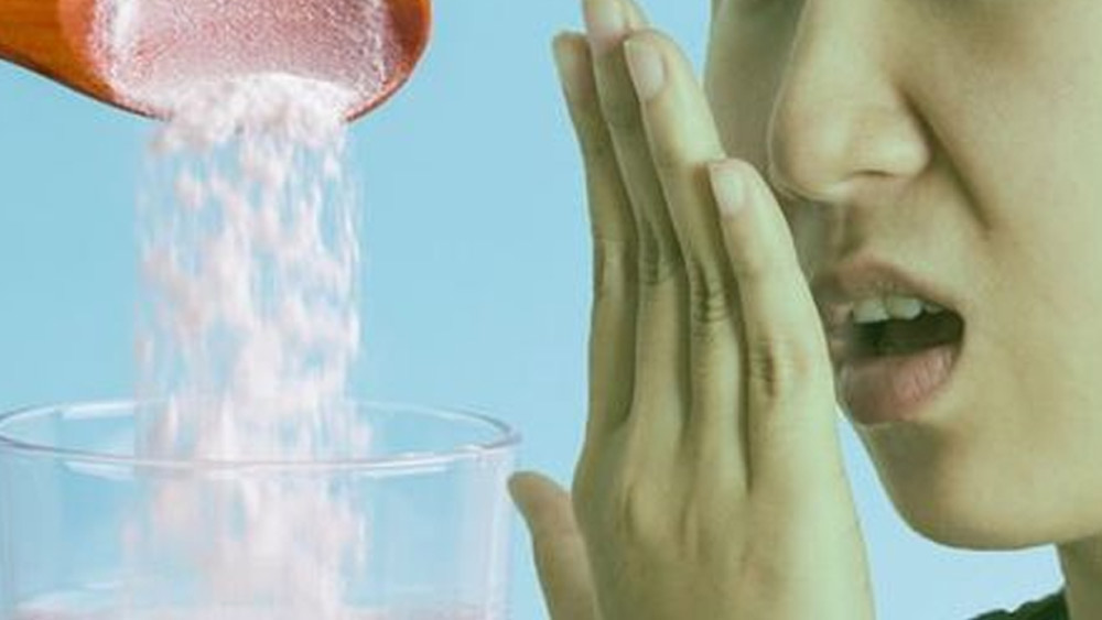 মুখে দুর্গন্ধ দূর করতেও সাহায্য করে বেকিং সোডা। গরম জলে পরিমাণ মতো বেকিং সোডা মিশিয়ে সেটা দিয়ে মুখ ধুয়ে নিন। হাতেনাতে ফল পাবেন।