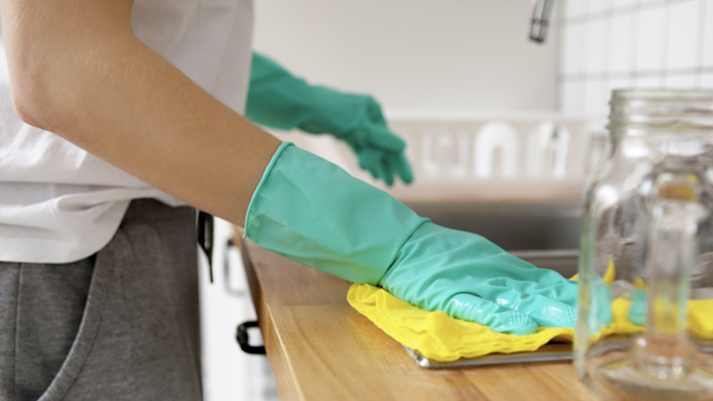 ঘরের কোনও অংশ থেকে যদি দুর্গন্ধ বের হয়, তা হলে সেখানে জলের সঙ্গে বেকিং সোডা মিশিয়ে ছড়িয়ে দিন। তার পর ভাল করে মুছে নিন। ঘরের জন্য ব্যবহৃত সুগন্ধি তো শুধুমাত্র দুর্গন্ধ ঢাকা দিয়ে রাখে কিছু সময়ের জন্য। বেকিং সোডায় কোনও সুগন্ধ নেই, কিন্তু দুর্গন্ধের কারণটাকেই নির্মূল করে দেবে তা।