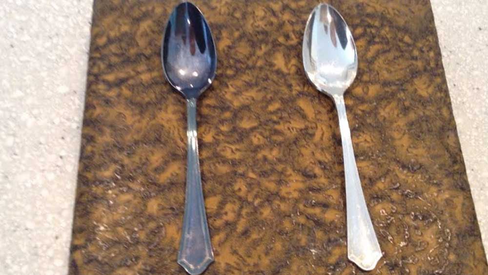 কালো হয়ে যাওয়া রুপোর জিনিসের উপরেও জাদু দেখায় এই উপকরণ। গরম জলে বেকিং সোডার মিশ্রণে রুপোর জিনিস ডুবিয়ে রাখুন। নতুন রূপ পাবে রুপোর সামগ্রী।