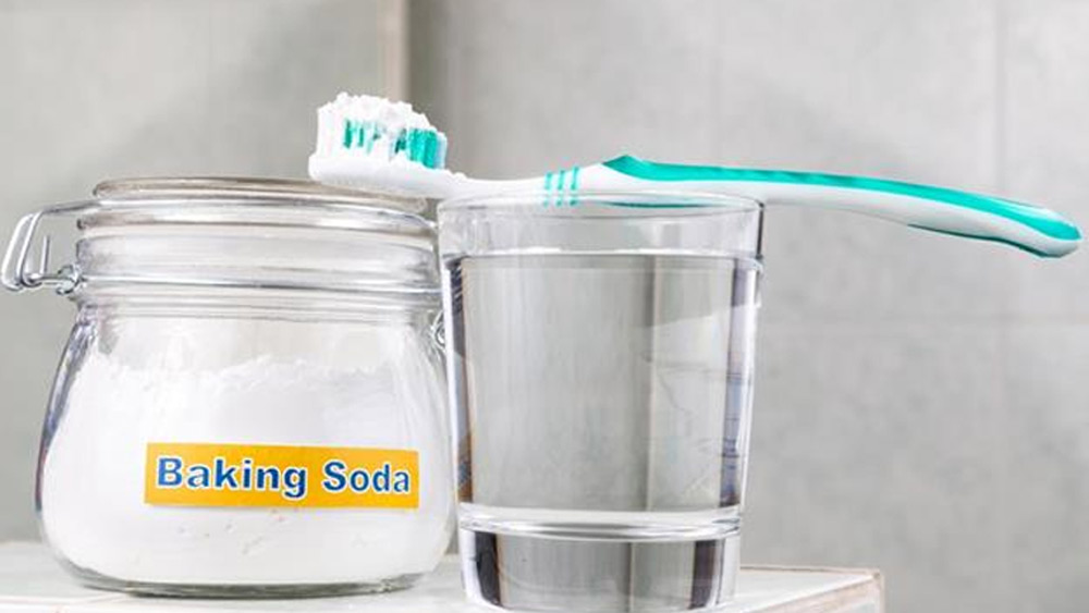 টুথব্রাশ পরিষ্কার করাটা খুব প্রয়োজনীয়। কারণ টুথব্রাশের মধ্যে জীবাণু লুকিয়ে থাকতে পারে। দাঁত নিয়মিত পরিষ্কার করলেও ব্রাশ পরিষ্কার করা হয় না। টুথব্রাশ পরিষ্কারের সহজতম উপায় লুকিয়ে রয়েছে বেকিং সোডার মধ্যেই। বেকিং সোডা এবং জলের মিশ্রণে টুথব্রাশ ডুবিয়ে রাখতে হবে তার জন্য।