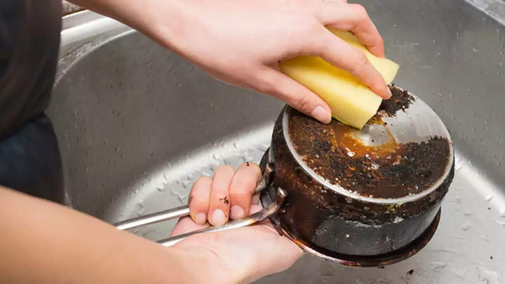 যে কোনও পাত্র যদি দীর্ঘদিন ব্যবহারের ফলে নোংরা হয়ে যায়। সেটিও খুব সহজেই পরিষ্কার করে ফেলা যায় বেকিং সোডা দিয়ে।