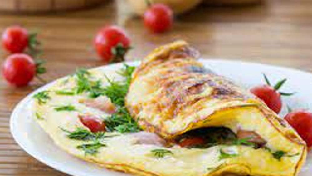 রেস্তরাঁর মতো ওমলেট বাড়িতে বানাতে হলে এর একটি উপকরণ হতেই হবে বেকিং সোডা। এর সামান্য স্পর্শেই পাকা রাঁধুনির মতো নরম এবং ফোলা ভাব আনতে পারবেন ওমলেটে।