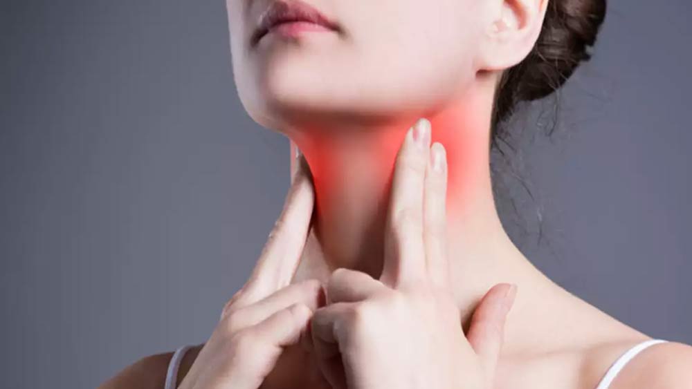 গলা ব্যথারও ওষুধ বেকিং সোডা। মৃদু গরম জলে মিশিয়ে গার্গেল করলে গলা ব্যথা থেকে রেহাই মিলবে। ঘরের মেঝেয় দাগ হলে সেটিও বেকিং সোডা দিয়ে তুলে ফেলা যায়।