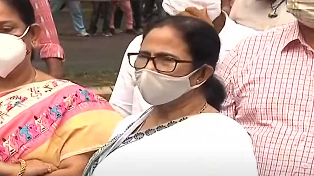 আশা নিয়ে ছিলাম ফিরে আসবে কৃষ্ণা,  মুকুলের বাড়ি গিয়ে সান্ত্বনা দিয়ে এলেন মমতা