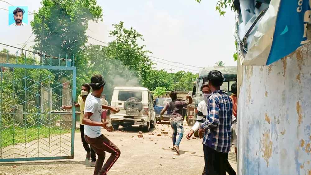 বরাকর ফাঁড়িতে এ ভাবেই হামলা চালানো হয় বলে অভিযোগ। (ইনসেটে) মহম্মদ আরমান আনসারি। মঙ্গলবার।  