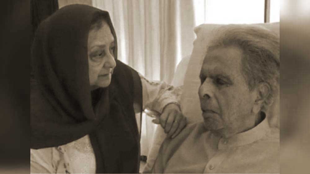 হাসপাতালে সায়রা বানুর সঙ্গে দিলীপ কুমার