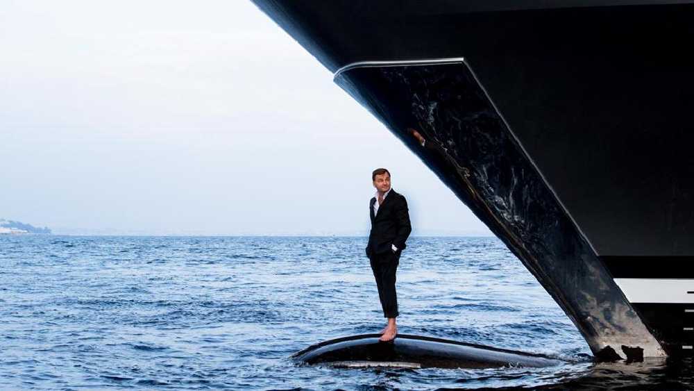 থাকবে ওয়াটার স্পোর্টসের সুযোগ। অজানা দ্বীপে নোঙর ফেললে নিয়র্ডের নিজস্ব ডক থেকে স্কি বোট নিয়ে বেড়িয়ে পড়া যাবে অ্যাডভেঞ্চারে। আবার চাইলে ৫০০০ বর্গফুট ভাসমান বিচ ক্লাবে হাতে ককটেল নিয়ে সমুদ্রস্নানও করতে পারবেন তাঁরা। নিয়র্ডে থাকবে দু’টি সাবমেরিনও।