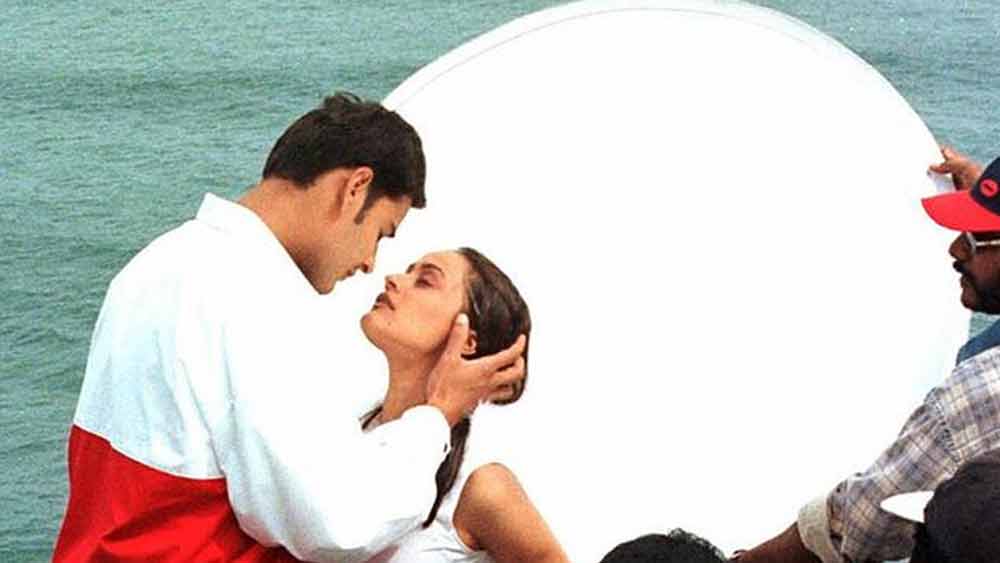 কিন্তু এ সমস্ত ঘনিষ্ঠ দৃশ্যের শ্যুটিংয়ে অনেক সময়ই অপ্রীতিকর পরিস্থিতির সম্মুখীন হতে হয় অভিনেতাদের। কখনও বা যৌন হেনস্থার শিকার হন।