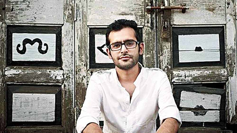 এই বিষয়টি আস্থা অনুভব করেছিলেন এরও দু’বছর পর। ২০২০-তে শকুন বাত্রার একটি ছবিতে তিনি সহকারী পরিচালক হিসাবে কাজ করছিলেন। একটি ঘনিষ্ঠ দৃশ্য শ্যুট করার জন্য পরিচালকের প্রয়োজন ছিল। কিন্তু সারা ভারতে তন্ন তন্ন করে খুঁজেও এমন কাউকে পাননি তিনি।