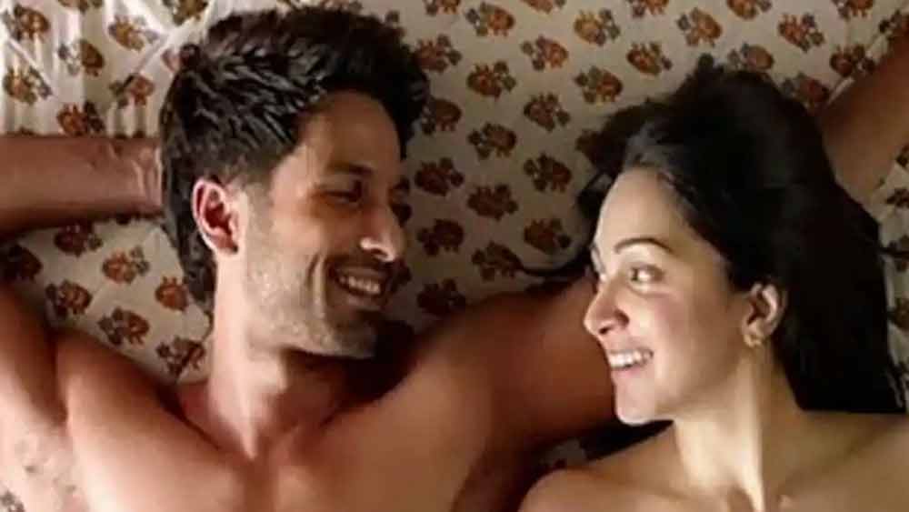 এক জন ঘনিষ্ঠ দৃশ্য পরিচালকের কাজ কী? ঘনিষ্ঠ দৃশ্য সম্বন্ধে আগে থেকে সমস্ত অভিনেতাদের জানিয়ে রাখা। অভিনেত্রী এবং অভিনেতা দু’জনেরই ওই দৃশ্যের জন্য সম্মতি রয়েছে কি না তা দেখা, ‘কাট’ বলার সঙ্গে সঙ্গেই অভিনেতাকে বাস্তব জীবনে ফিরে আসার পরামর্শ দেওয়া এবং সর্বোপরি অভিনেত্রী যেন কোনও রকম হেনস্থার শিকার না হন সে দিকে বিশেষ নজর দেওয়া।