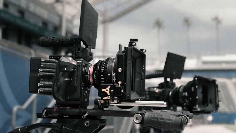 ইন্টিমেসি প্রফেশনালস অ্যাসোসিয়েশন থেকে ২০ সপ্তাহের প্রশিক্ষণ নিয়ে নিজেই এক জন ঘনিষ্ঠ দৃশ্য পরিচালক হয়ে ওঠেন।