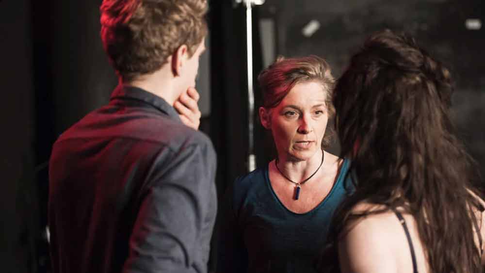 এটা ও’ব্রায়েন নামে এক জন ব্রিটিশ পরিচালক (পরবর্তীকালে তিনি  ঘনিষ্ঠ দৃশ্য পরিচালক হয়েছেন) সেই আন্দোলনের নেতৃত্ব দেন। তাঁর তৈরি করা নির্দেশিকা মেনে পরবর্তীকালে ঘনিষ্ঠ দৃশ্য পরিচালকের মাপকাঠি তৈরি হয়েছে।