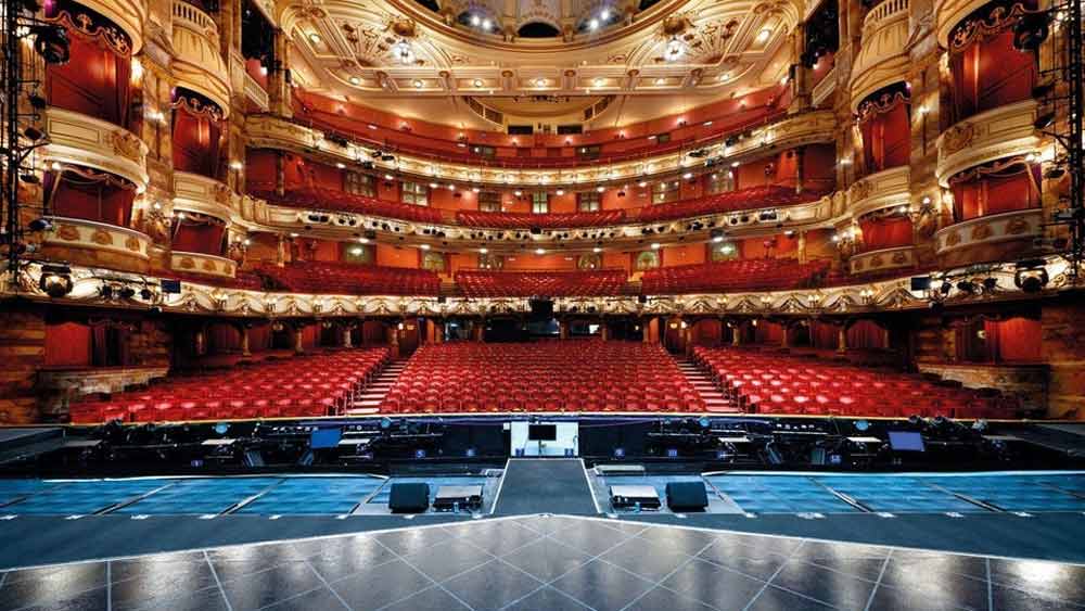 ২০১৮ সাল থেকে লন্ডনের থিয়েটারগুলোও ঘনিষ্ঠ দৃশ্য পরিচালক নিয়োগ করতে শুরু করে।