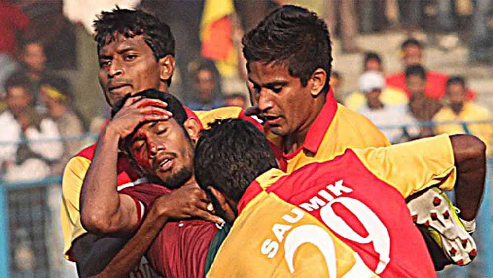 ২০১২ সালের ৯ ডিসেম্বর। ডার্বি যুদ্ধে মাথায় চোট পেয়ে মাঠ ছাড়ছেন মোহনবাগানের নবি। ফাইল চিত্র।