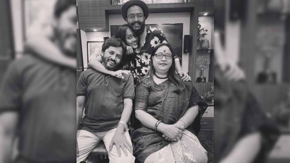 মা, বাবা ও বোনের সঙ্গে সৌরভ