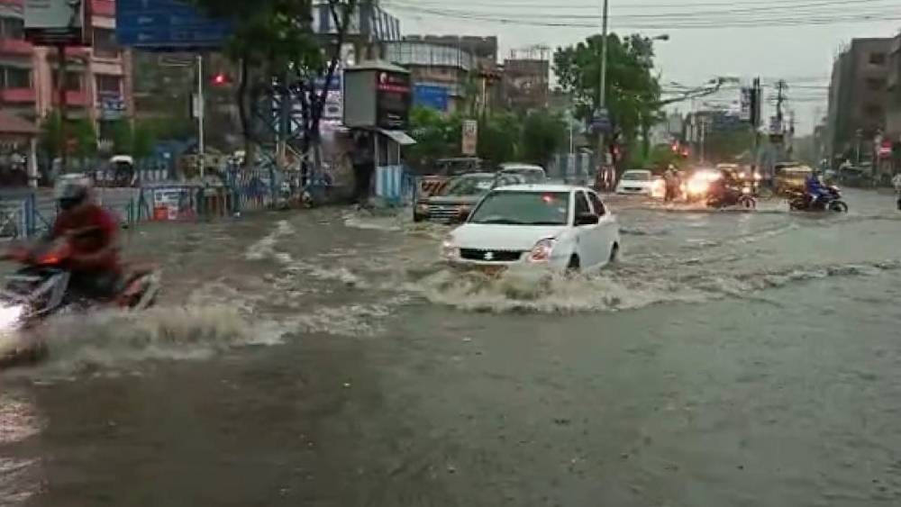 জল জমেছে রাস্তায় 