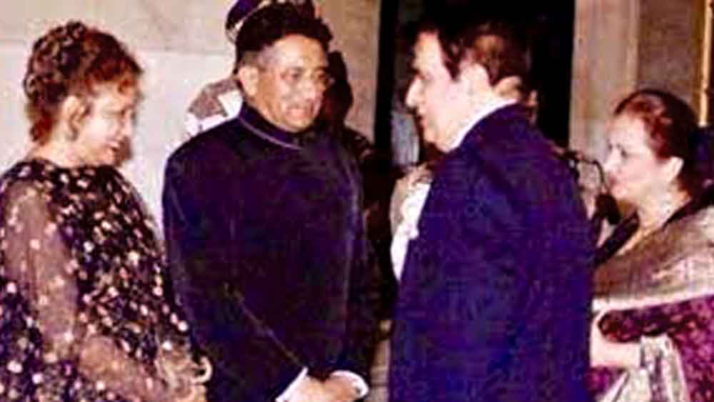 সস্ত্রীক পারভেজ মুশারফের সঙ্গে দিলীপ কুমার ও সায়রা বানু।