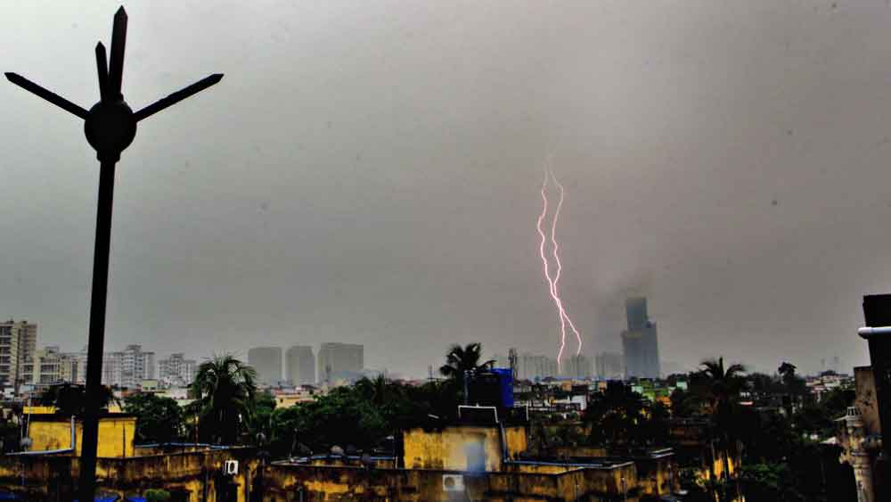 দক্ষিণ কলকাতার আকাশে বজ্রপাতের ঝলকানি