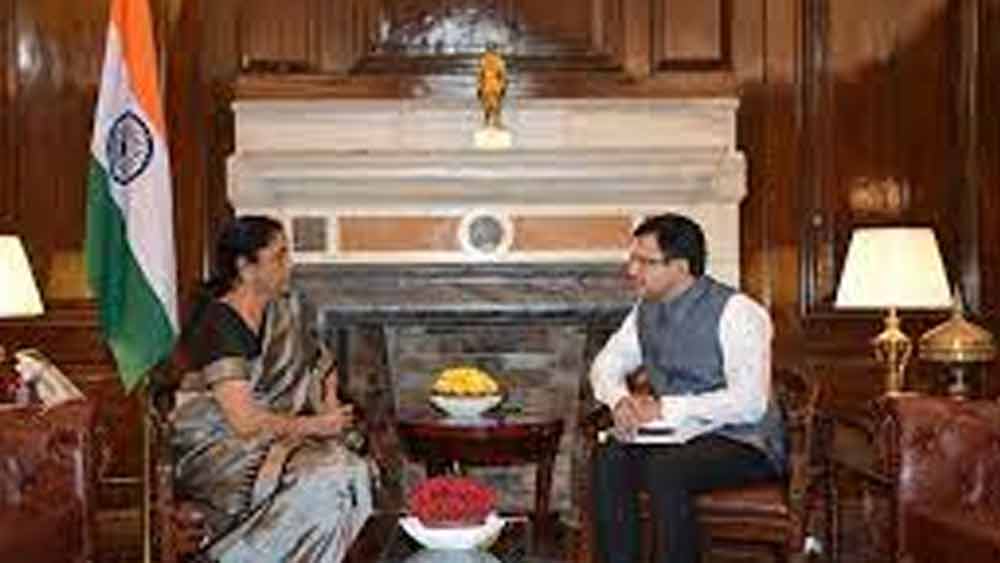 এ বার আরও এক ধাপ উঠে ঠাঁই করে নিয়েছেন মোদীর মন্ত্রিসভাতেও। আর প্রথমবার মন্ত্রিসভায় জায়গা করে নিয়েই দু’টি গুরুত্বপূর্ণ দফতর সামলানোর দায়িত্বও কাঁধে তুলে নিলেন। রেল এবং তথ্যপ্রযুক্তির মতো গুরুত্বপূর্ণ দফতর সামলাবেন তিনি।