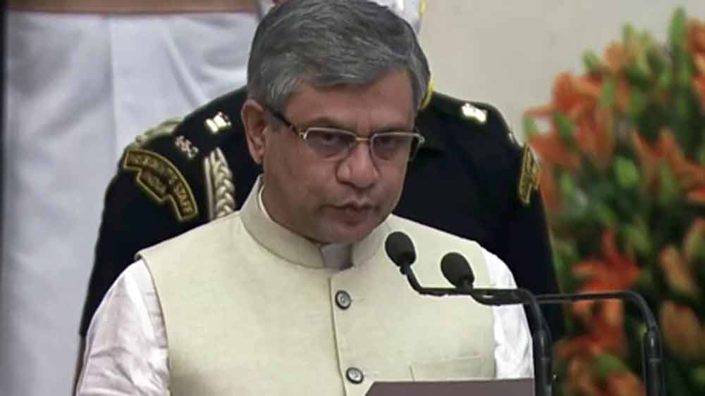 এ বারের মন্ত্রিসভায় এ রকমই এক নতুন মুখ হলেন অশ্বিনী বৈষ্ণো। তাঁর উপর অগাধ ভরসা রেখে প্রথমবারেই রেলমন্ত্রকের মতো গুরুত্বপূর্ণ দফতরের ভার তাঁর হাতে তুলে দিয়েছেন প্রধানমন্ত্রী নরেন্দ্র মোদী।