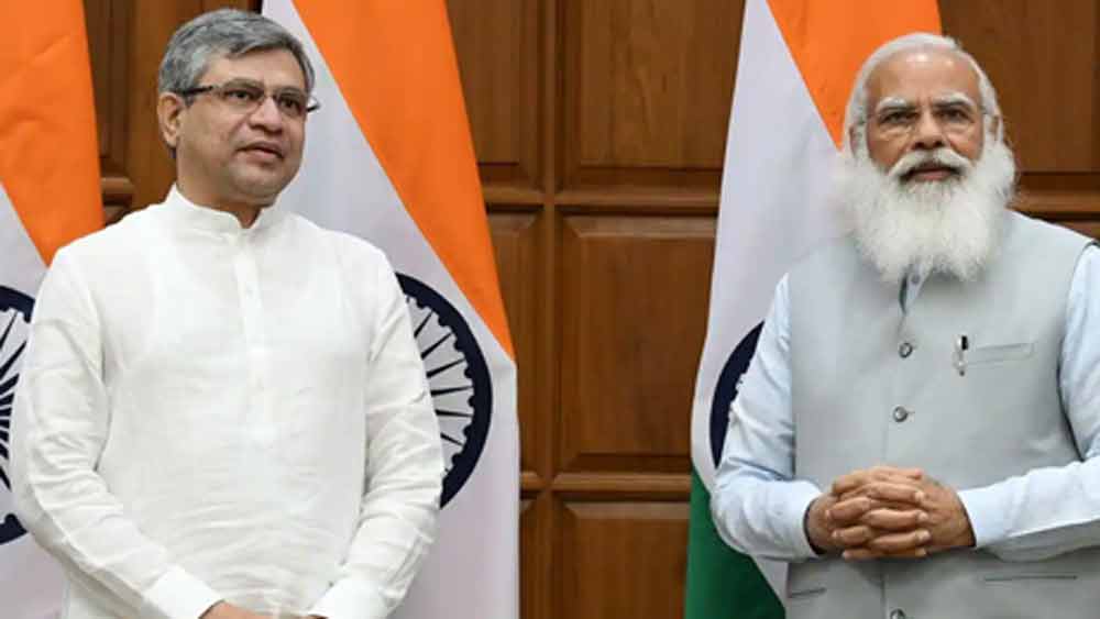 রেলের পাশাপাশি তথ্যপ্রযুক্তি দফতরেরও মন্ত্রী তিনিই। কে এই অশ্বিনী বৈষ্ণো?