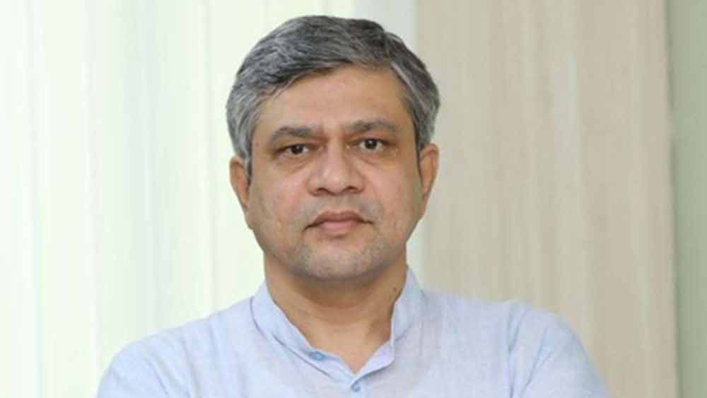 ইঞ্জিনিয়ারিং পাশ করেছেন। বিদেশি এমবিএ ডিগ্রিও রয়েছে তাঁর। একসময় কর্পোরেট জগতেও দাপিয়ে বেড়িয়েছেন। টানা ১৫ বছর তিনি আইএএস হিসাবে দায়িত্ব সামলেছেন। তার পর সব কিছু ছেড়ে হয়েছিলেন উদ্যোগপতি।