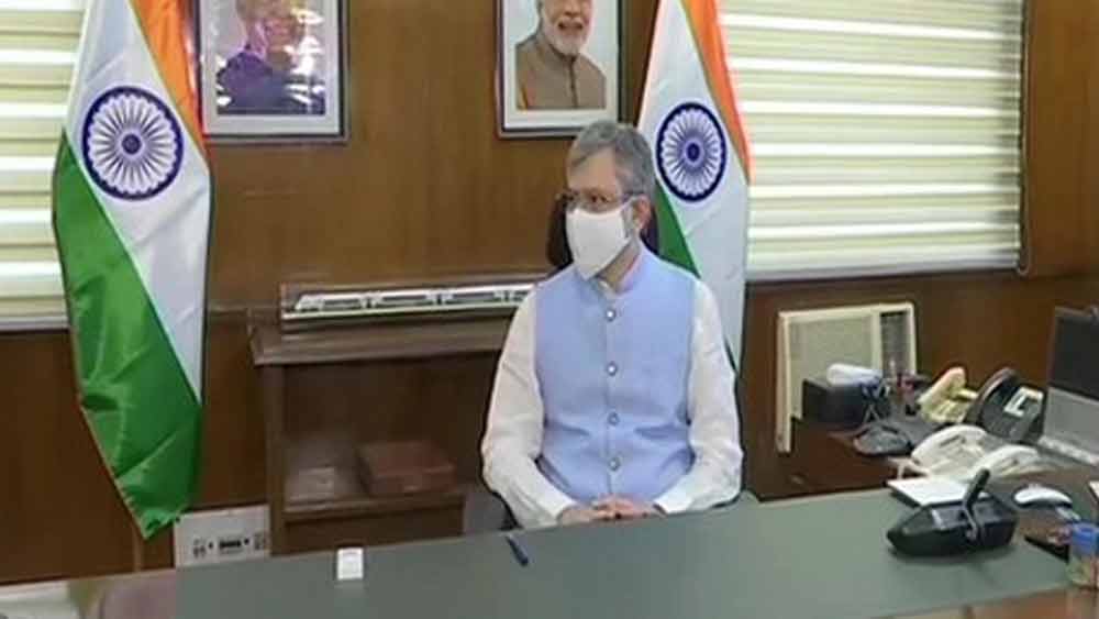 ১৯৯১ সালে জোধপুরের এমবিএম ইঞ্জিনিয়ারিং কলেজ থেকে স্নাতক হন। ইলেক্ট্রনিক্স এবং কমিউনিকেশনস ইঞ্জিনিয়ারিং কোর্সে সোনার পদকও পান।