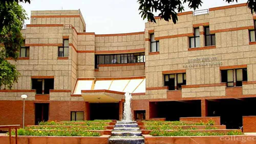 এর পর আইআইটি কানপুর থেকে এমটেক পাশ করেন। ইচ্ছা ছিল ইঞ্জিনিয়ারিংয়ে উচ্চশিক্ষার। কিন্তু তার আগেই তিনি আইএএস-এর পরীক্ষায় সফল হন।