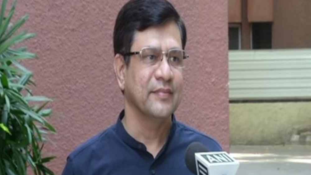 প্রথম থেকে সরাসরি রাজনীতির সঙ্গে যুক্ত না হলেও বিজেপি ঘেঁষা মনোভাব তাঁর বরাবরই। আমেরিকা থেকে দেশে ফিরে উদ্যোগপতি হিসাবে কাজ করার সময়ই তাঁর সরাসরি রাজনীতিতে আসা।