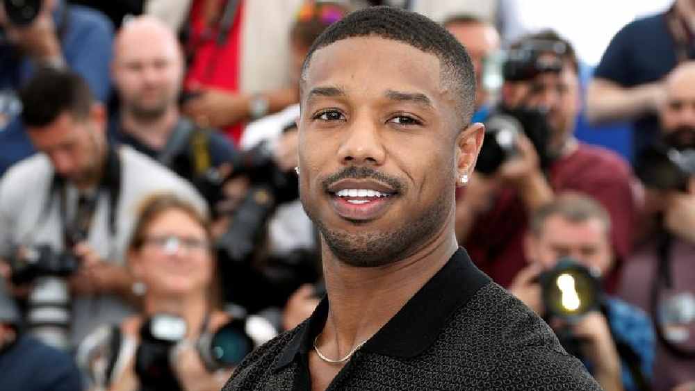 তবে বিষয়বস্তু যাই হোক, ওয়েবসাইট যে বিপদে অনেককে অর্থ জুগিয়ে সাহায্য করেছে, তা এক বাক্যে মেনেছেন তারকারা। হলিউডের সুপারস্টার মাইকেল জর্ডন যেমন তাঁর অ্যাকাউন্টটি তৈরিই করেছেন তাঁদের জন্য যাঁরা অতিমারীতে অর্থনৈতিক ভাবে বিধ্বস্ত হয়েছেন। জর্ডনের দেওয়া ছবি, ভিডিয়ো থেকে তিনি যা অর্থ উপার্জন করেন, তার পুরোটাই যায় অতিমারীতে ক্ষতিগ্রস্তদের সাহায্যের জন্য।