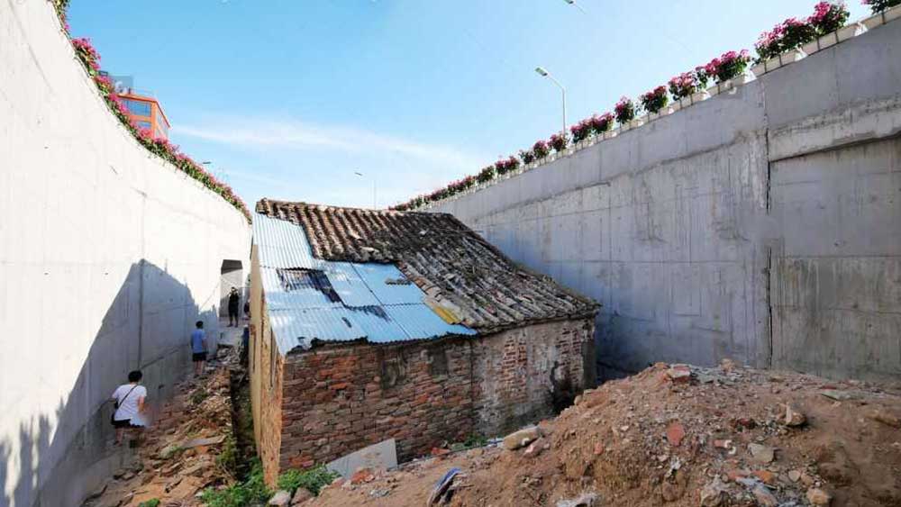 চিনের এমনই একটি বাড়ি কিছু দিন হল খবরের শিরোনামে। হাইওয়ে এবং উড়ালপুল বানানোর জন্য বাড়ির মালিককে জায়গা ছাড়তে বলেছিল প্রশাসন। তবে তিনি তাতে রাজি হননি। 