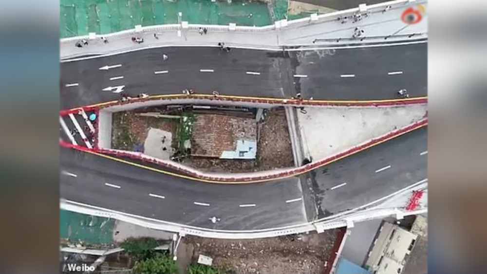 মাত্র ৪৩০ বর্গফুটের বাড়ি। তার বদলে বাড়ির মালিককে দুই কামরার ফ্ল্যাট দেওয়ার প্রস্তাব দিয়েছিল প্রশাসন। বাড়ির মালিক সেই প্রস্তাব ফিরিয়ে দিয়েছেন। প্রশাসন জানিয়েছেন, বদলে চার কামরার একটি অ্যাপার্টমেন্ট চেয়েছেন তিনি।