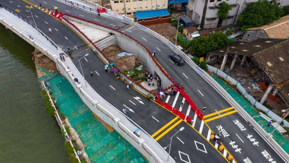 যদিও বাড়ির মালকিন মিস লিয়াং জানিয়েছেন, তিনি ওই প্রস্তাবে রাজি হননি কারণ তাঁকে দেওয়া ফ্ল্যাটের পরিবেশ তাঁর পছন্দ হয়নি। এলাকাটিও মূল শহর থেকে বেশ দূরে।