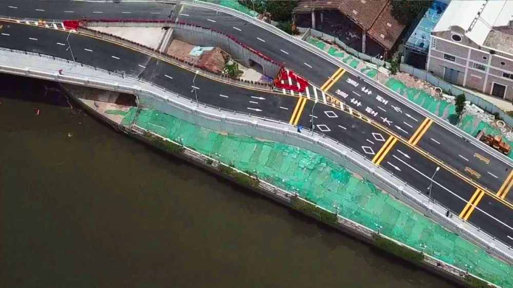 প্রায় ১০ বছর ধরে প্রশাসন ও নির্মাণ সংস্থার সঙ্গে বাড়ি নিয়ে আইনি টানাপড়েন চলে লিয়াংয়ের। শেষ পর্যন্ত তাঁকে বোঝাতে ব্যর্থ সংস্থাটি বাড়িটিকে অক্ষত রেখেই কাজ এগিয়ে যাওয়ার সিদ্ধান্ত নেয়। 