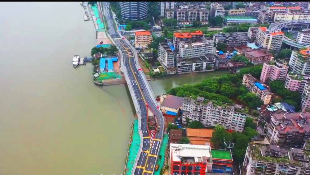 মাস কয়েক আগেই বাড়িটিকে মাঝখানে রেখে তার দু’পাশে হাইওয়ে ও সংলগ্ন উড়ালপুল তৈরির কাজ শেষ হয়েছে। লিয়াংয়ের ছোট্ট বাড়ি এখন দুই লেনের রাস্তার মাঝামাঝি। বাড়ি বলতে যা বোঝায় তার কিছুই খুঁজলে পাওয়া যাবে না সেখানে। আলো-বাতাস ঢোকা বন্ধ হয়েছে। তার সঙ্গে বেড়েছে ধুলো, ধোঁয়া, শব্দদূষণ।