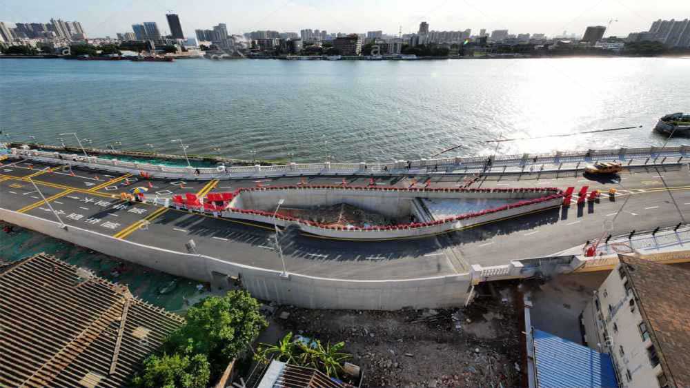 তবে নির্মাণ সংস্থাটি আশ্বস্ত করে জানিয়েছে, আর যা-ই হোক লিয়াংয়ের বাড়ির নিরাপত্তা নিয়ে কোনও প্রশ্ন তোলা যাবে না। বাড়িটি সুরক্ষিত রাখার সবরকম বন্দোবস্ত করেই বানানো হয়েছে সেতু।