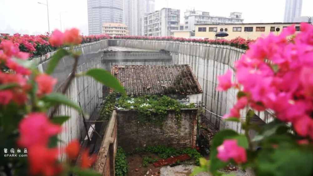 চিনের স্থানীয় সংবাদমাধ্যমের রিপোর্ট বলছে ওই এলাকায় আরও ৪৭টি পরিবারের বসবাস ছিল। তাদের নিয়ে সমস্যা হয়নি নির্মাণ সংস্থাটির। একা লিয়াংই আপত্তি তোলেন। দুই কামরার ফ্ল্যাটের পাশাপাশি ক্ষতিপূরণের প্রস্তাব দিয়েও তাঁকে রাজি করানো যায়নি। তাঁর জেদের কাছে হার মানতে বাধ্য হয়েছে নির্মাণ সংস্থা। আর লিয়াংয়ের জেদই তার বাড়িকে বিশ্বের অন্যতম পেরেক বাড়ির তালিকায় তুলে এনেছে।