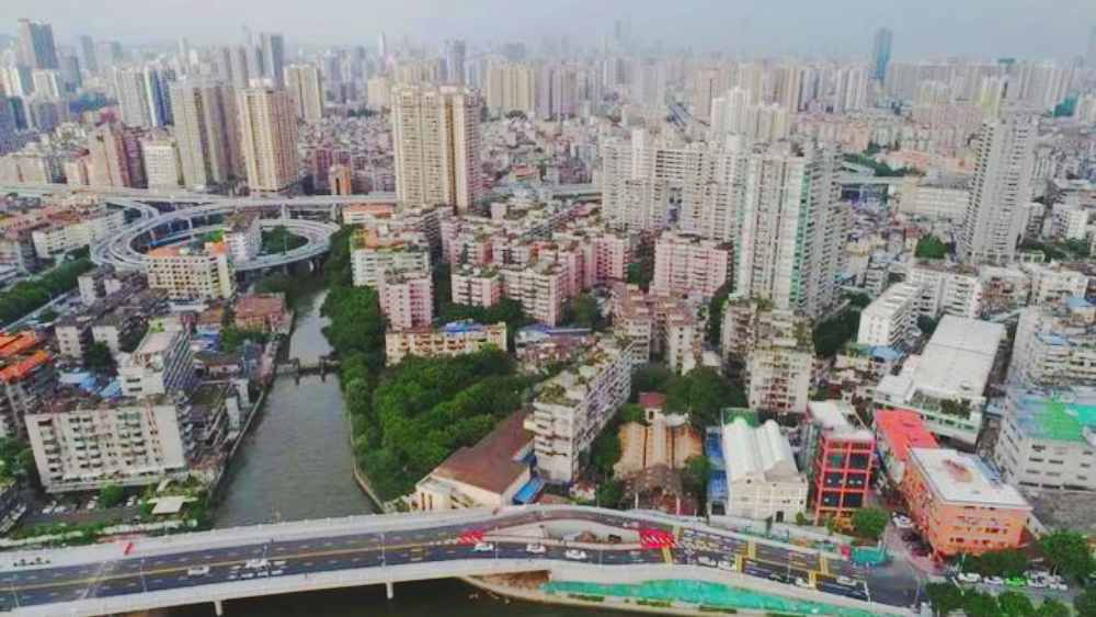 লিয়াং অবশ্য একা নন। বাড়ির মালিকের এমন অদ্ভুত জেদের কারণে বিশ্বের অনেক বাড়িই ‘কাঁটা বাড়ি’ বা নেল হাউসের আখ্যা পেয়েছে।