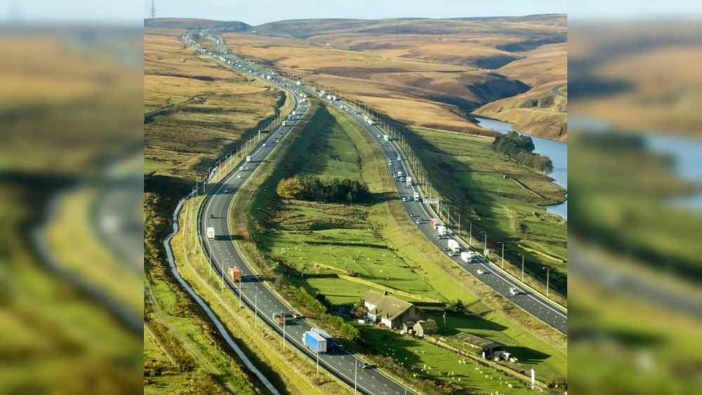 এই তালিকায় প্রথমেই জায়গা পেতে পারে ব্রিটেনের স্কট হল খামারবাড়ির নাম। উইন্ডি হিলের এই খামার বাড়িটি ১৮ শতকে তৈরি। এর দু’পাশ দিয়ে চলে গিয়েছে তিন লেনের দু’টি রাস্তা। খামারের মালিক জায়গা ছাড়তে না চাওয়াতেই নির্মাণকারীদের বিকল্প ব্যবস্থা নিতে হয়।