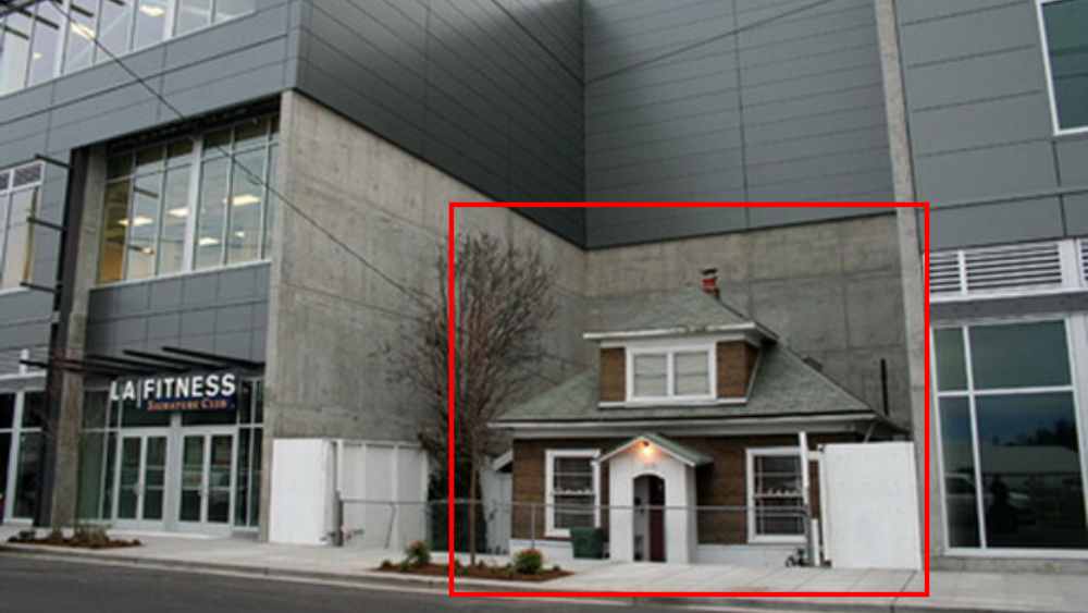 আমেরিকার সিয়াটেলের বাসিন্দা এডিথ ম্যাকেফিল্ডের কাহিনিও কিছুটা অস্টিনের মতোই। বাণিজ্যিক উন্নয়নের স্বার্থে একটি বাণিজ্যিক ভবন তৈরির জন্য তাঁর বাড়িটি কিনে নিতে চেয়েছিল একটি সংস্থা। কিন্তু এডিথ রাজি হননি। ১০ লক্ষ মার্কিন ডলারের ক্ষতিপূরণের প্রস্তাব ফিরিয়ে দিয়েছিলেন তিনি। ১০৮ বছরের পুরনো ফার্মহাউসের উপর দিয়েই তৈরি হয় পাঁচ তলা বাণিজ্যিক ভবন। ৮৬ বছর বয়সে এডিথ ওই বাড়িতে শেষ নিঃশ্বাস ত্যাগ করেন। তার পর সামনে আসে অবাক করে দেওয়া একটা তথ্য। জানা যায় মৃত্যুর আগে বাড়িটি এডিথ দিয়ে গিয়েছেন ব্যারি মার্টিন নামে এক ব্যক্তিকে। ব্যারি সিয়াটেলের ওই বাণিজ্যিক ভবনটি তৈরি করেছিলেন।