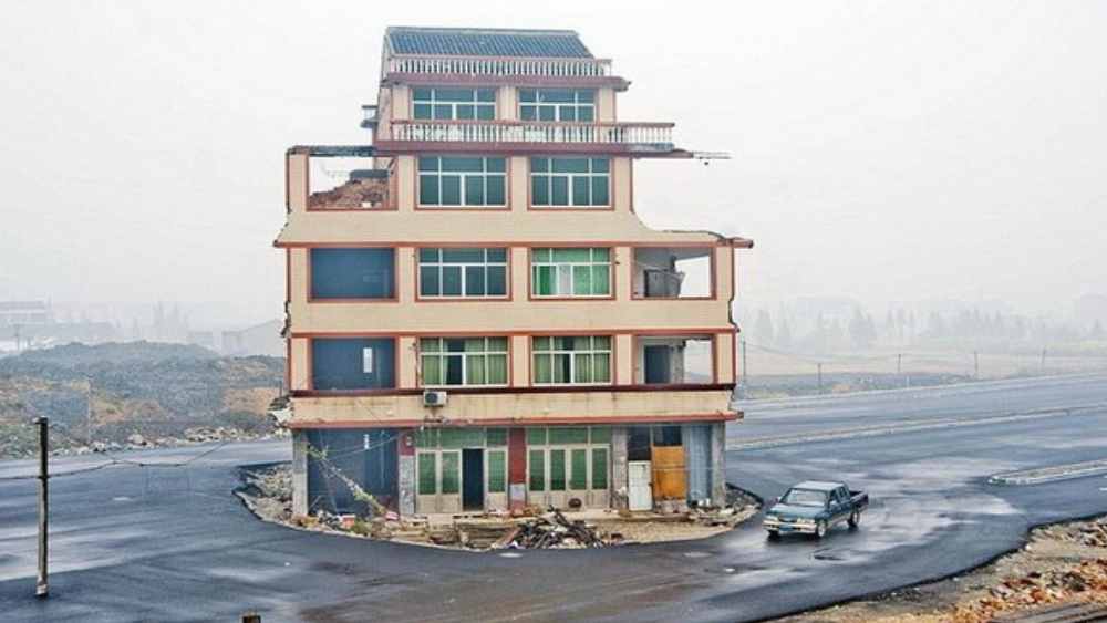 চিনের আরেকটি কাঁটা বাড়ির কথা এখানে উল্লেখ করতেই হয়। এই কাঁটাবাড়ির ছবি কিছু দিন আগেও নেটমাধ্যমে ছড়িয়েছিল। জেজিয়াং প্রদেশের ওয়েনলিং রেল স্টেশনের কাছে হাইওয়ের ঠিক মাঝখানে ছিল পাঁচ তলা বাড়িটি। ২০০১ সাল থেকে এই বাড়ির মালিকের সঙ্গে প্রশাসনের টানাটানি চলছে। বাড়িটি ভেঙে ফেলতে কিছুতেই রাজি হচ্ছিলেন না বাসিন্দারা। সরকারের দেওয়া ক্ষতিপূরণের কোনও অঙ্কই পছন্দ হচ্ছিল না তাঁদের। বাধ্য হয়েই বাড়িটির দু’পাশ দিয়ে বানানো হয় বড় রাস্তা। ২০১২ সালে অবশ্য ৪১ হাজার মার্কিন ডলারের বিনিময়ে বাড়িটি বেচতে রাজি হন মালিক। ২০১২ সালের ডিসেম্বরে ওয়েলিংয়ের ওই পথের কাঁটা তুলে ফেলা যায়। ভাঙা হয় বাড়িটিকে।