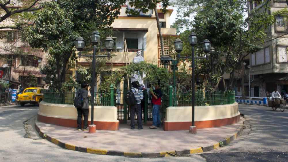 শেষে একটি বাড়ির কথা না বললেই নয়। আমাদের হাতের কাছেই রয়েছে উদাহরণ। কলকাতার বাগবাজার ক্রসিং আর গিরীশ এ্যাভিনিউয়ের কাছে নাট্যকার গিরীশ ঘোষের বাড়ি— গিরীশ ভবন। রাস্তার ঠিক মাঝখানে এই বাড়িটি অদ্ভুত অবস্থান দেখে অনেকেই অবাক হন। তবে এই অবস্থানের সঙ্গে বাড়ির মালিকের অনমনীয়তার কোনও সম্পর্ক নেই। বহু বছর আগে বাড়িটি  রাস্তার এক পাশেই ছিল। রাস্তাটিই সরু ছিল এখানে।  পরে এলাকার উন্নয়ন হলে রাস্তা চওড়া করা হয়। ঐতিহ্যবাহী বাড়িটিতে নষ্ট করতে চায়নি প্রশাসন। তাই বাড়িটিকে মাঝখানে রেখেই দু’পাশ দিয়ে চলে যায় রাস্তা। সে দিক দিয়ে দেখলে রাস্তার মাঝ বরাবর মাথা তুলে থাকলেও এই বাড়িকে ‘কাঁটা বাড়ি’ বলাটা ঠিক হবে না।