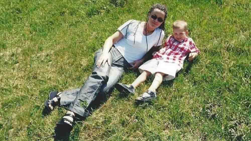 মায়ের সঙ্গে হুরকাজ।