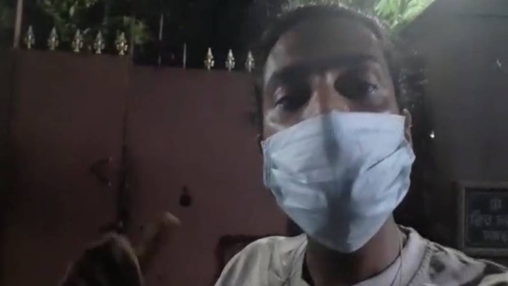 সৌরভের বাড়ির সামনে রাজকুমার 