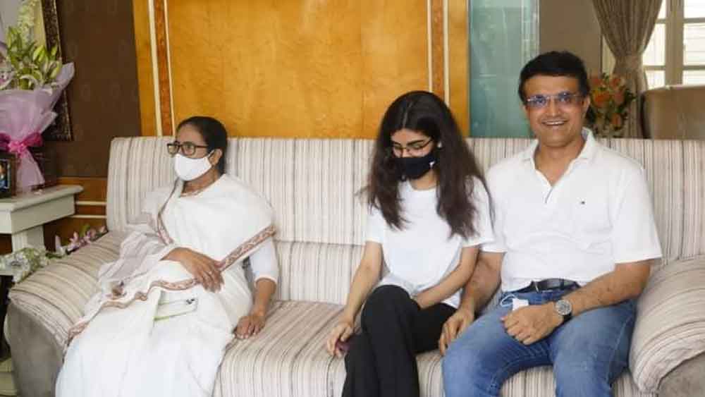 মমতার পাশে সানা এবং সৌরভ।