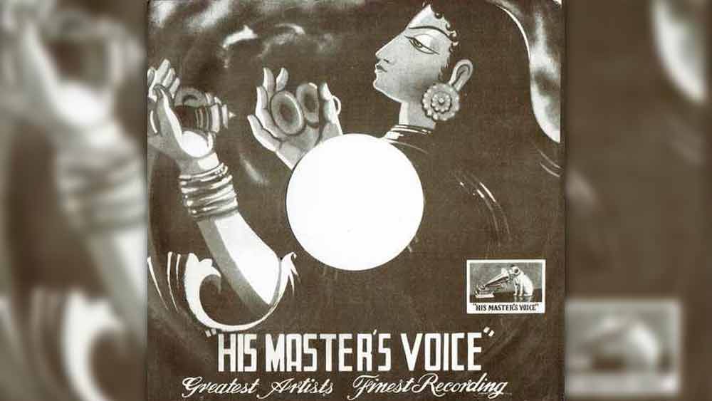 দু’হাতে উপার্জন করেছেন জানকী বাই। এক সময়ে কোনও আসরে গান গাওয়ার জন্য দু’হাজার টাকা নিতেন। পরে তা দাঁড়ায় পাঁচ হাজারে। বিভিন্ন জায়গায় বাড়ি ও ভূ-সম্পত্তি কিনেছিলেন জানকী। থাকতেনও বিলাসবহুল কেতায়।