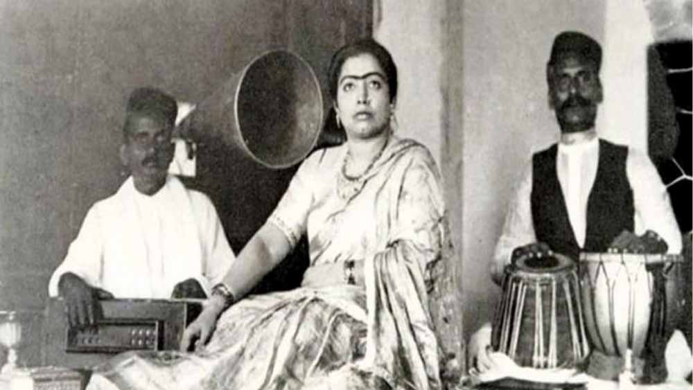 সমকালের আর এক কিংবদন্তি গায়িকা গওহর জানের সঙ্গে অকৃত্রিম বন্ধুত্ব গড়ে ওঠে জানকীর। সেই সময় যখন মার্গ সঙ্গীতের মহিলা শিল্পীরা পরস্পরের সঙ্গে দ্বন্দ্বে লিপ্ত থাকতেন, তখন এই দুই নারীর বন্ধুত্ব একটা বিশেষ উদাহরণ হয়ে ওঠে।   